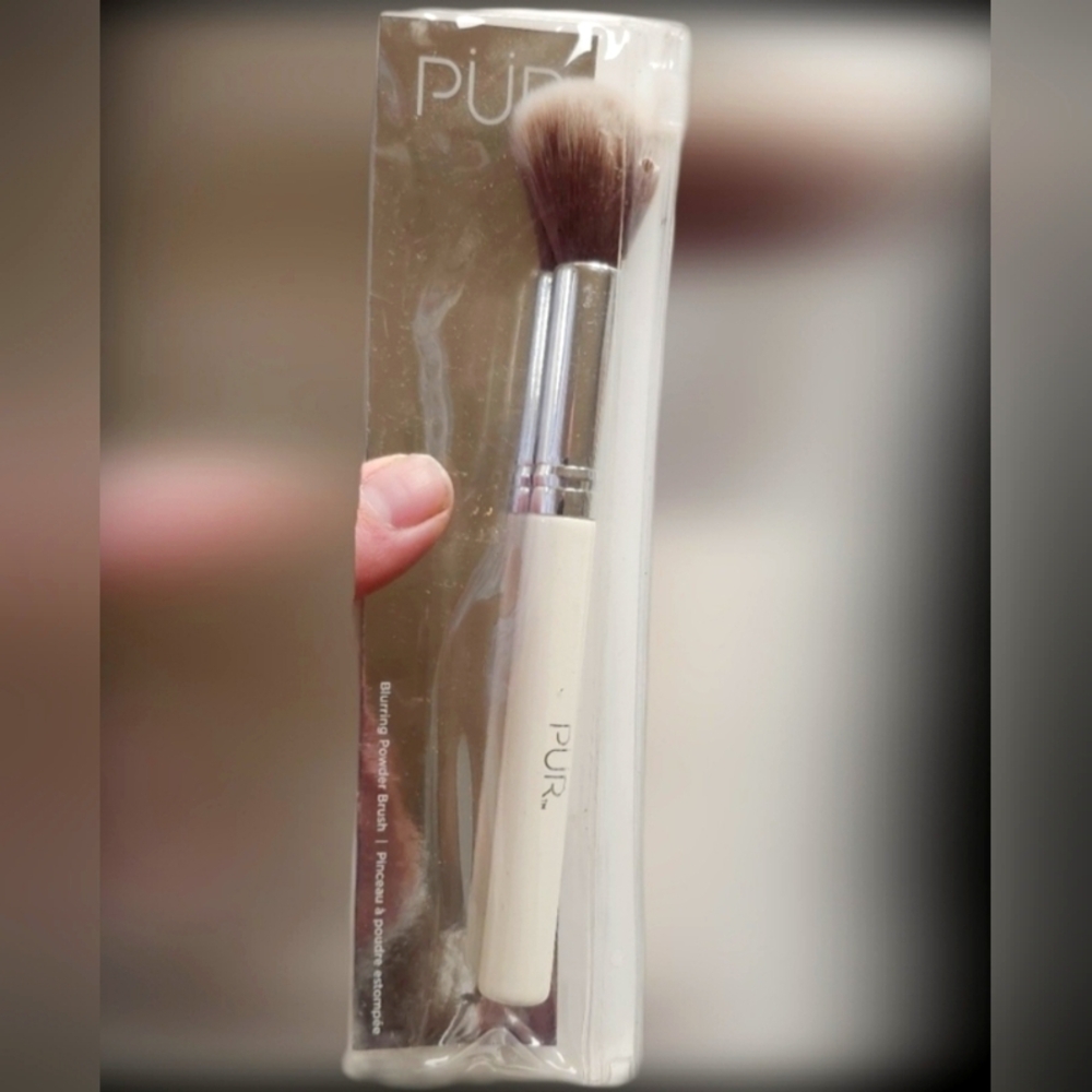 NWT PURE BLURRING POWDER BRUSH FOR THE FACE!